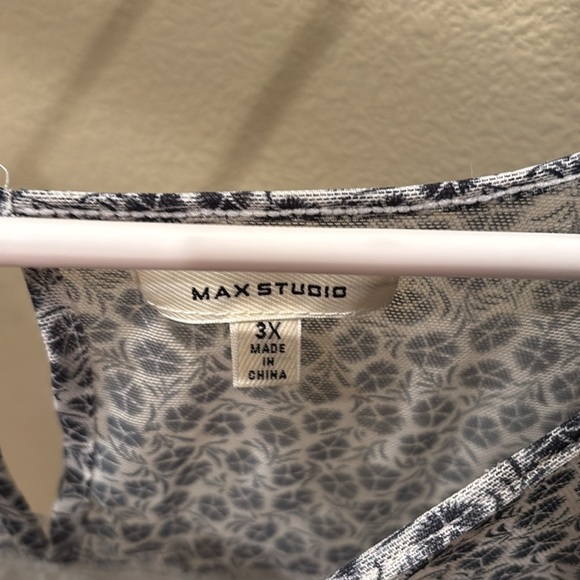 Max Studio woman's flouncy sheer shoulder blouse in black and white design - Picture 5 of 8